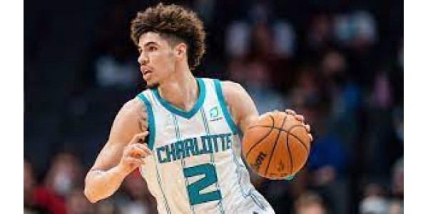LaMelo Ball i Antetokounmpo priredili su vilinsku borbu